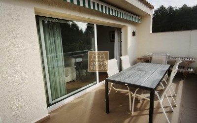 Просторный бунгало с общим бассейном и теннисным кортом, расположенный рядом с гольф-клубом.